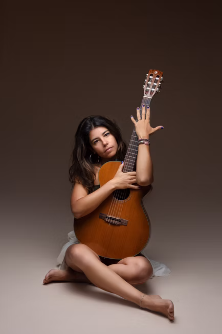 Portrait d'Itana, chanteuse, guitariste et compositrice